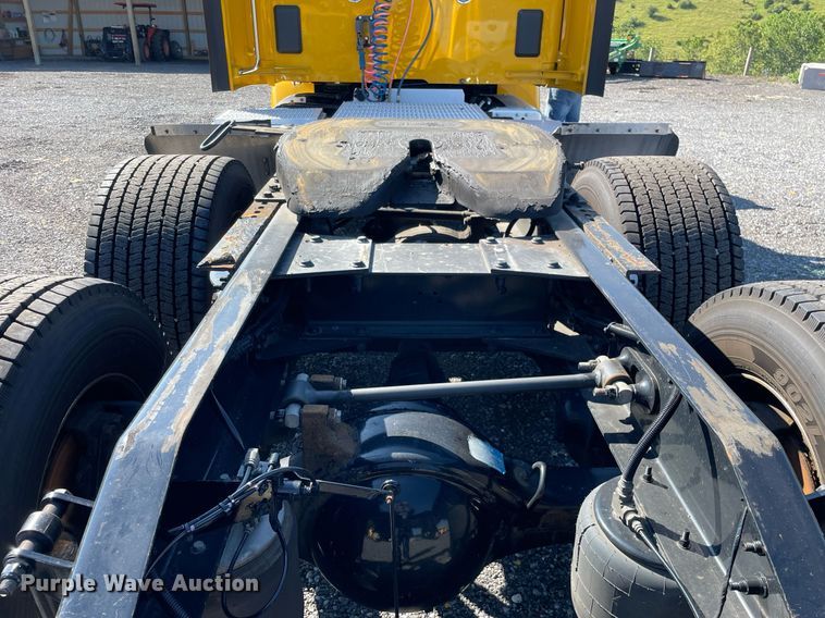 image for item DL3855 2017 Peterbilt 579  semi truck