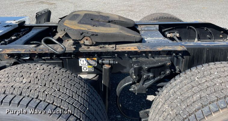 image for item DL3855 2017 Peterbilt 579  semi truck