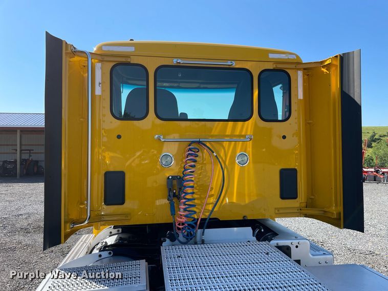 image for item DL3855 2017 Peterbilt 579  semi truck