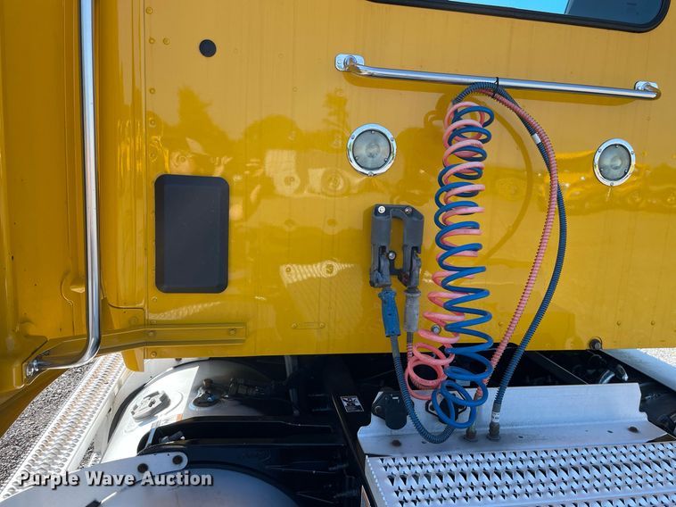 image for item DL3855 2017 Peterbilt 579  semi truck