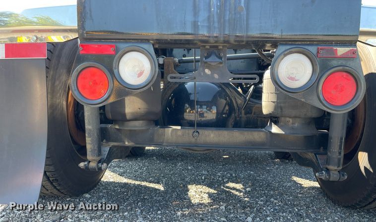 image for item DL3855 2017 Peterbilt 579  semi truck