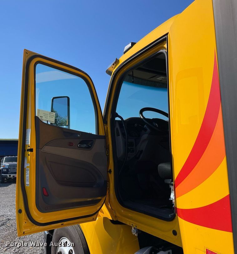 image for item DL3855 2017 Peterbilt 579  semi truck