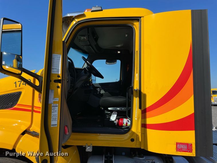 image for item DL3855 2017 Peterbilt 579  semi truck