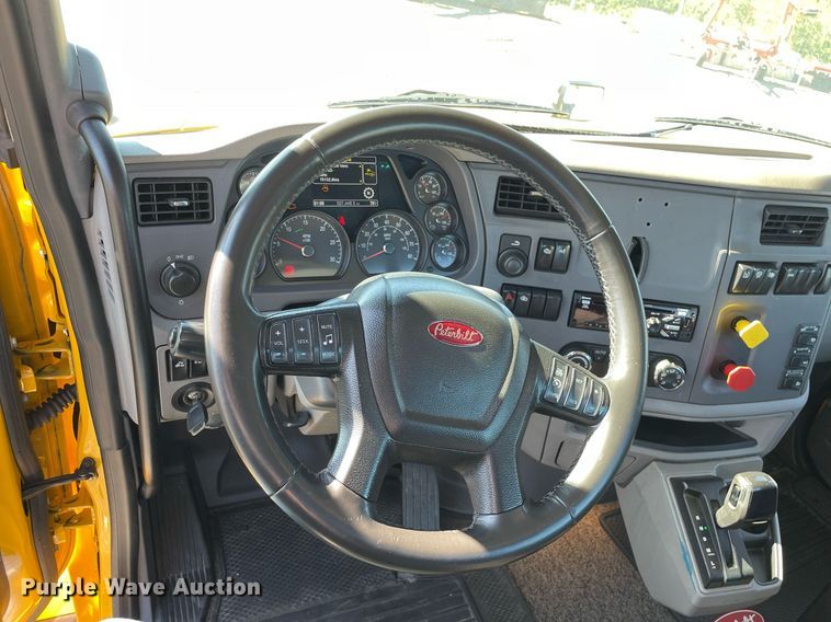 image for item DL3855 2017 Peterbilt 579  semi truck