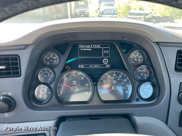 image for item DL3855 2017 Peterbilt 579  semi truck