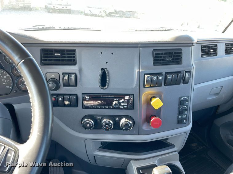 image for item DL3855 2017 Peterbilt 579  semi truck