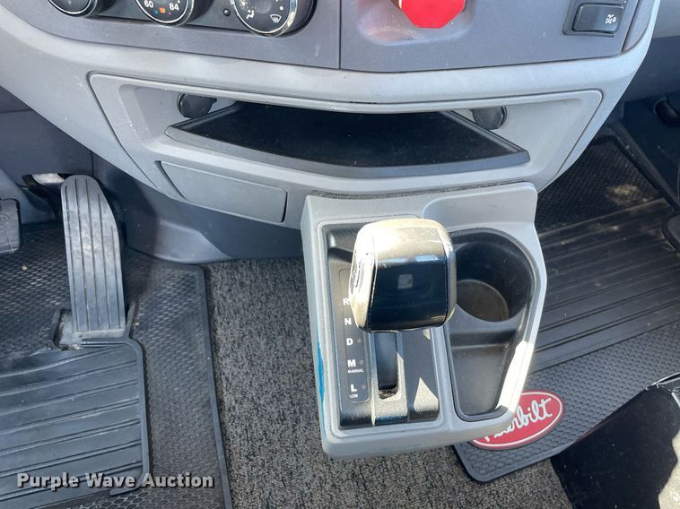 image for item DL3855 2017 Peterbilt 579  semi truck