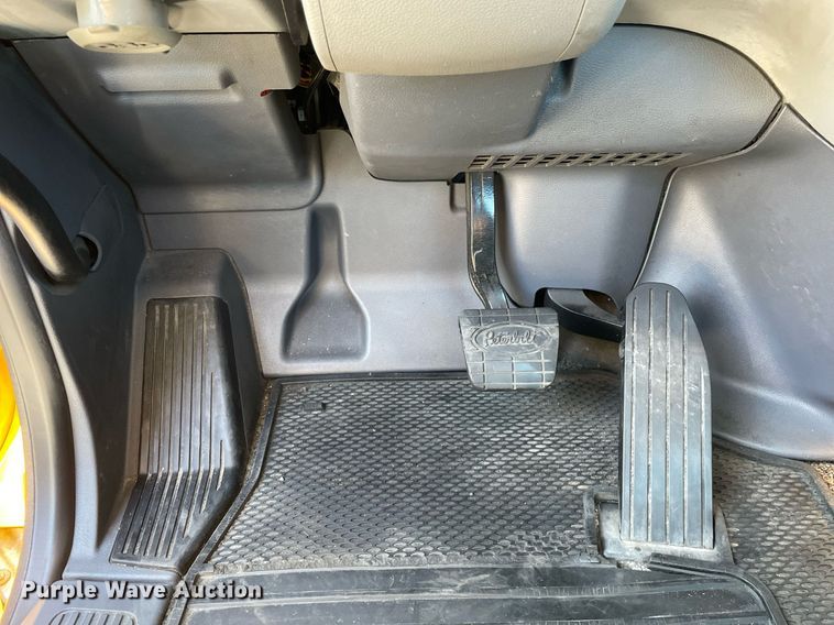 image for item DL3855 2017 Peterbilt 579  semi truck