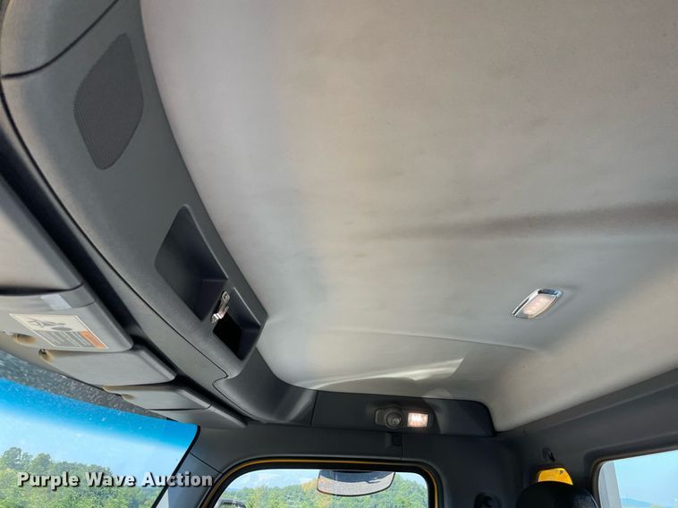 image for item DL3855 2017 Peterbilt 579  semi truck