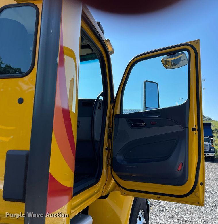 image for item DL3855 2017 Peterbilt 579  semi truck