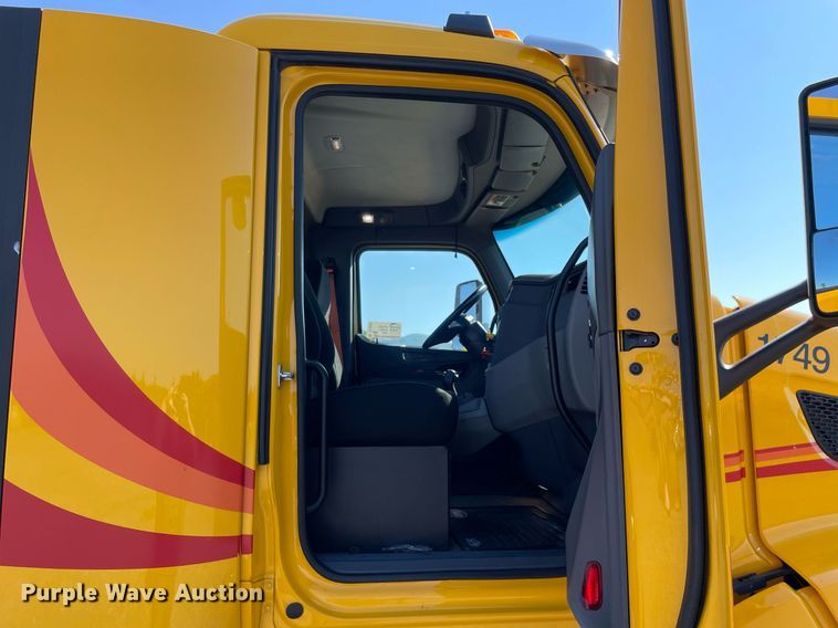 image for item DL3855 2017 Peterbilt 579  semi truck