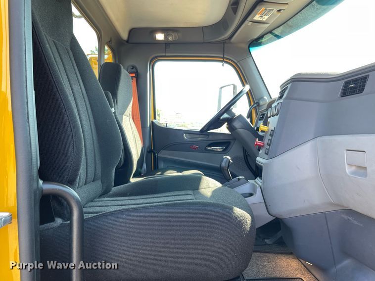 image for item DL3855 2017 Peterbilt 579  semi truck