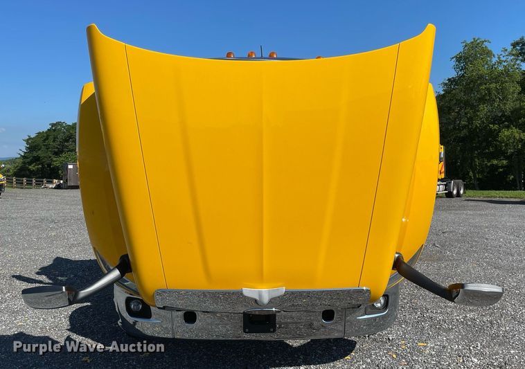 image for item DL3855 2017 Peterbilt 579  semi truck