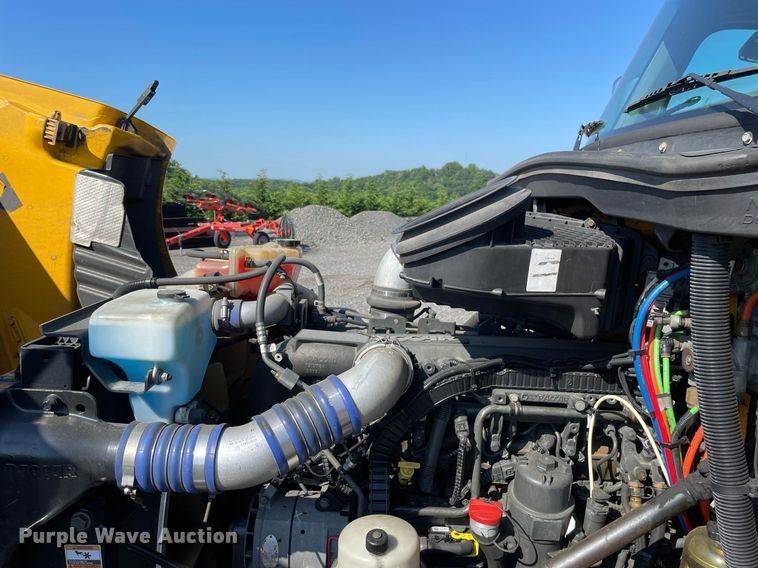 image for item DL3855 2017 Peterbilt 579  semi truck