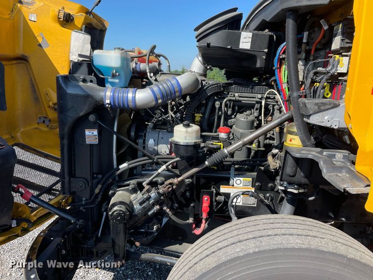 image for item DL3855 2017 Peterbilt 579  semi truck