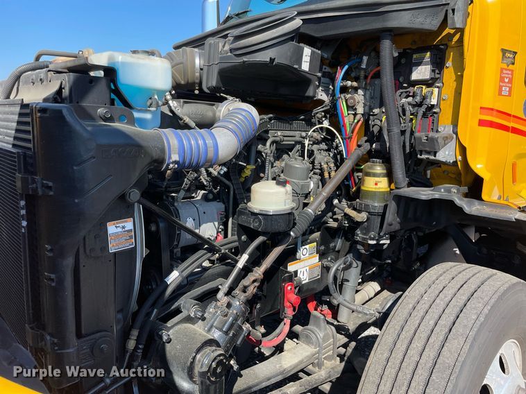 image for item DL3855 2017 Peterbilt 579  semi truck