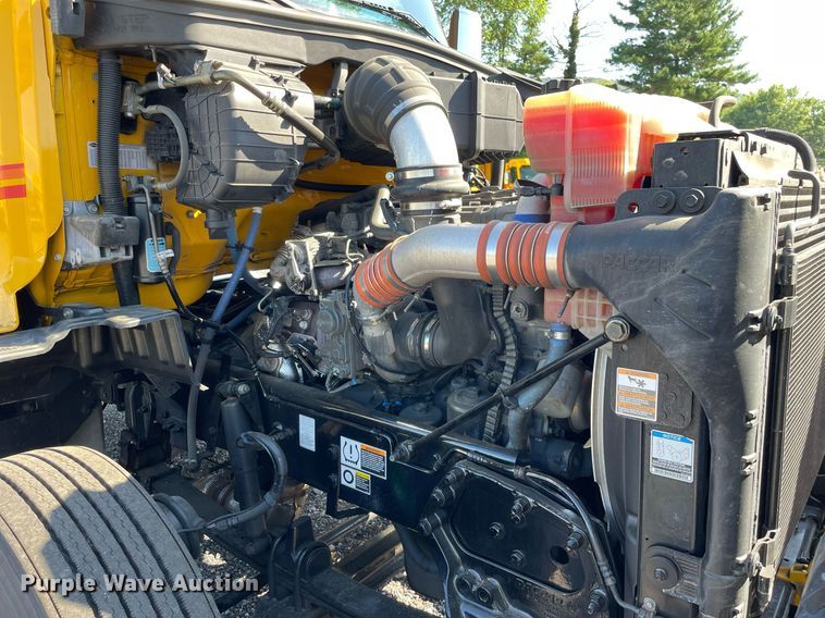 image for item DL3855 2017 Peterbilt 579  semi truck