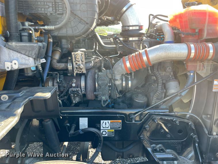 image for item DL3855 2017 Peterbilt 579  semi truck