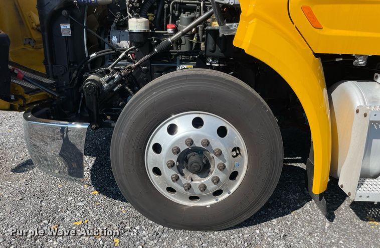 image for item DL3855 2017 Peterbilt 579  semi truck