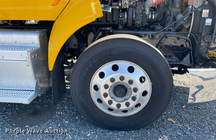 image for item DL3855 2017 Peterbilt 579  semi truck