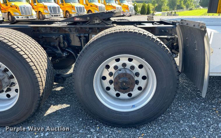 image for item DL3855 2017 Peterbilt 579  semi truck