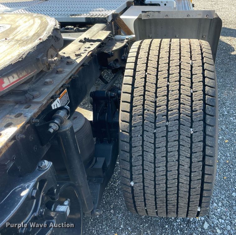 image for item DL3855 2017 Peterbilt 579  semi truck