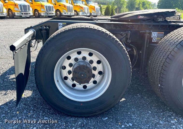 image for item DL3855 2017 Peterbilt 579  semi truck