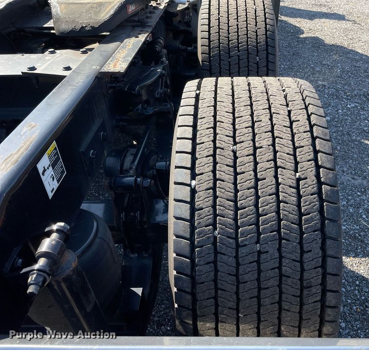 image for item DL3855 2017 Peterbilt 579  semi truck