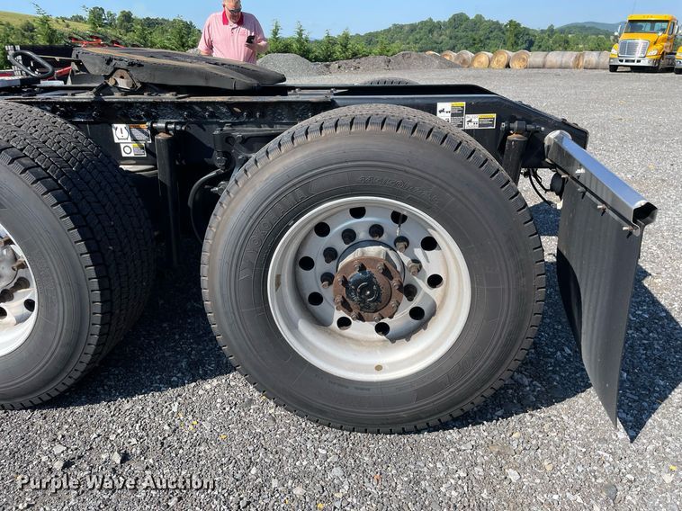 image for item DL3855 2017 Peterbilt 579  semi truck