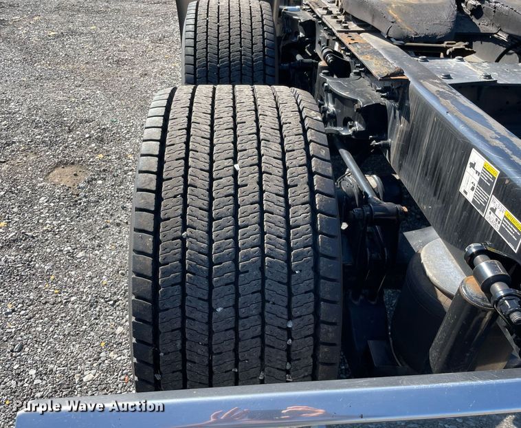 image for item DL3855 2017 Peterbilt 579  semi truck