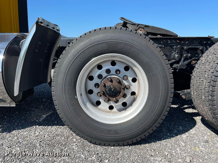 image for item DL3855 2017 Peterbilt 579  semi truck