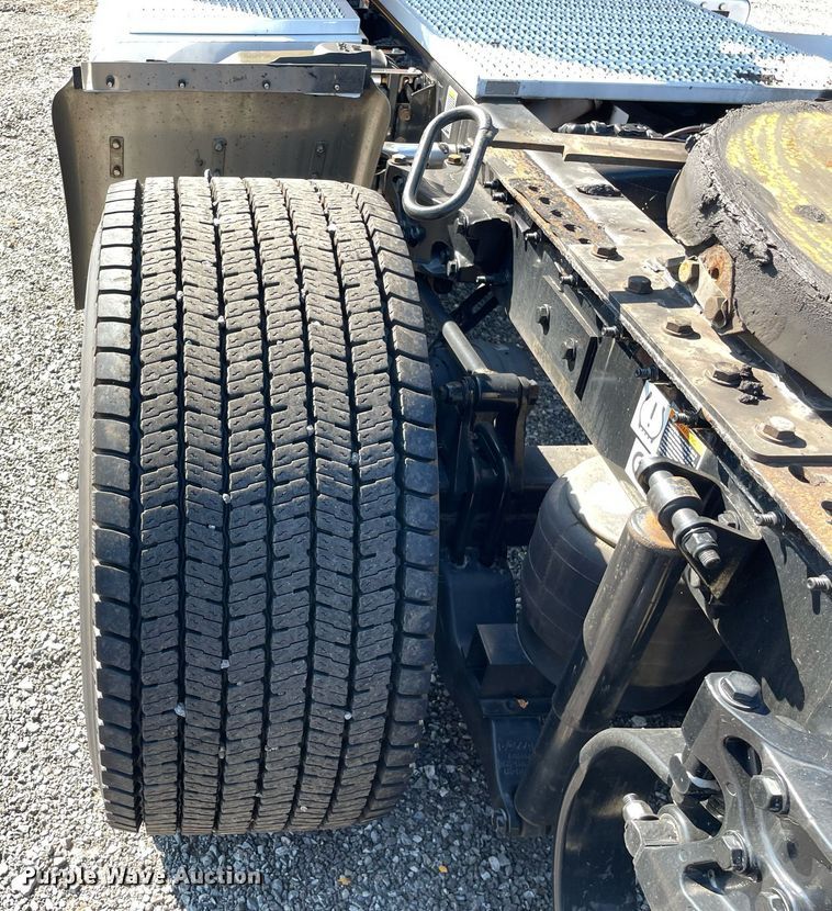 image for item DL3855 2017 Peterbilt 579  semi truck