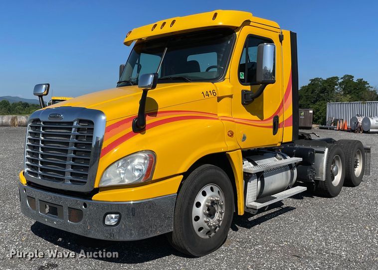 image for item DL3856 2017 Freightliner Cascadia 125  semi truck
