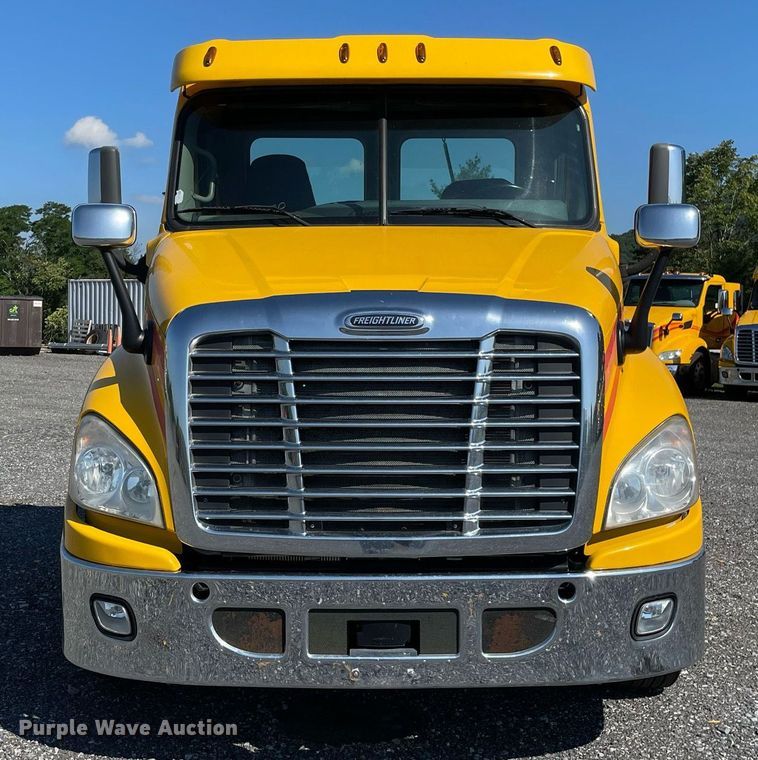 image for item DL3856 2017 Freightliner Cascadia 125  semi truck