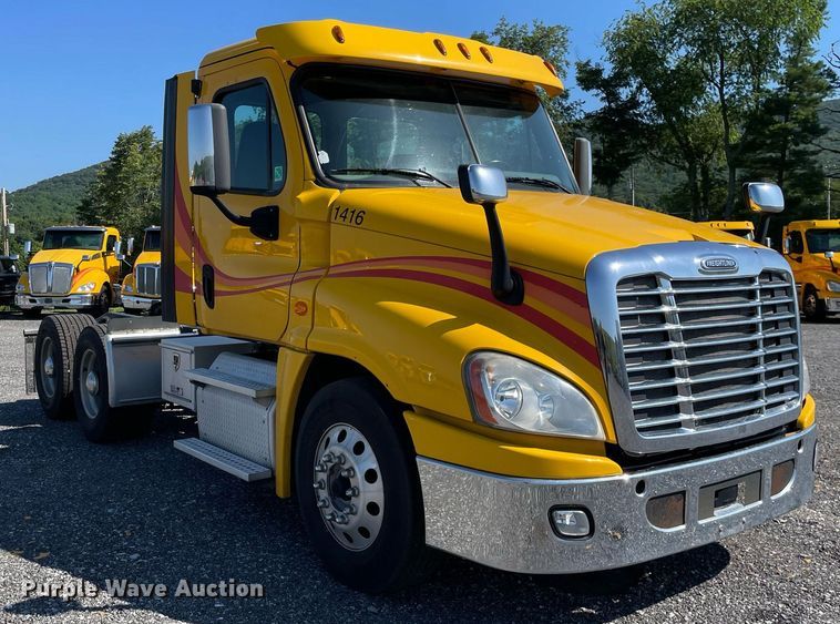 image for item DL3856 2017 Freightliner Cascadia 125  semi truck