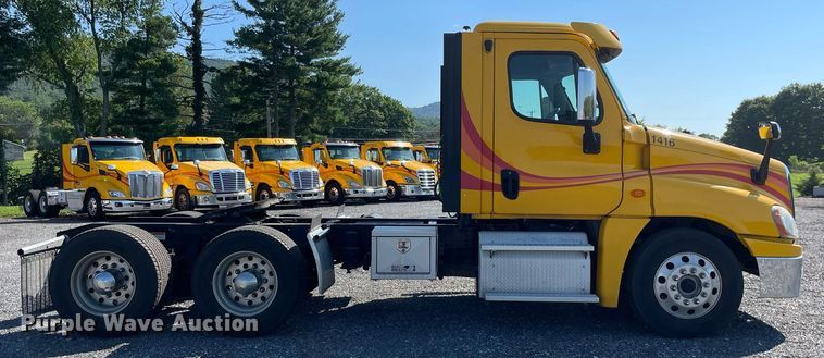 image for item DL3856 2017 Freightliner Cascadia 125  semi truck