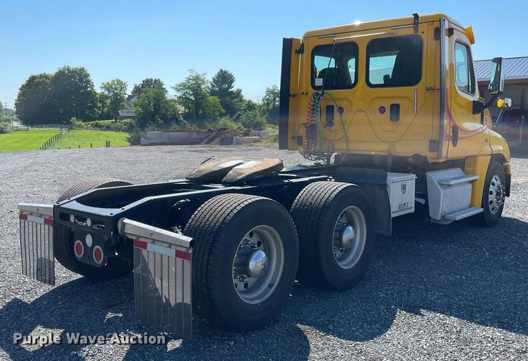 image for item DL3856 2017 Freightliner Cascadia 125  semi truck