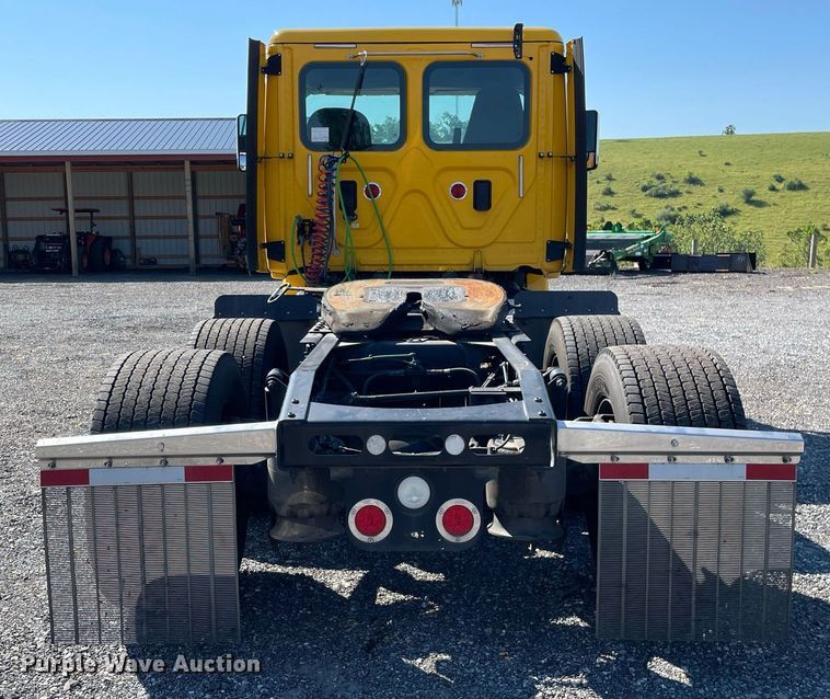 image for item DL3856 2017 Freightliner Cascadia 125  semi truck