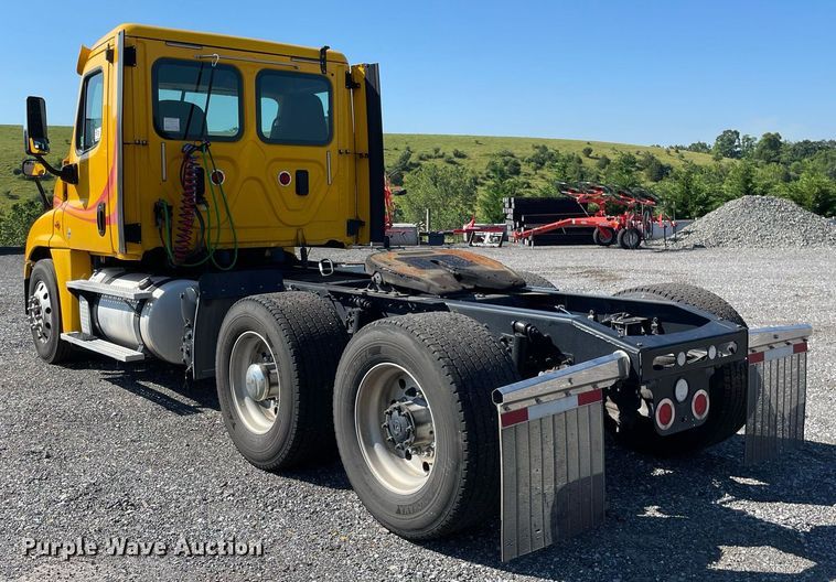 image for item DL3856 2017 Freightliner Cascadia 125  semi truck