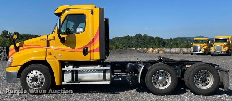 image for item DL3856 2017 Freightliner Cascadia 125  semi truck