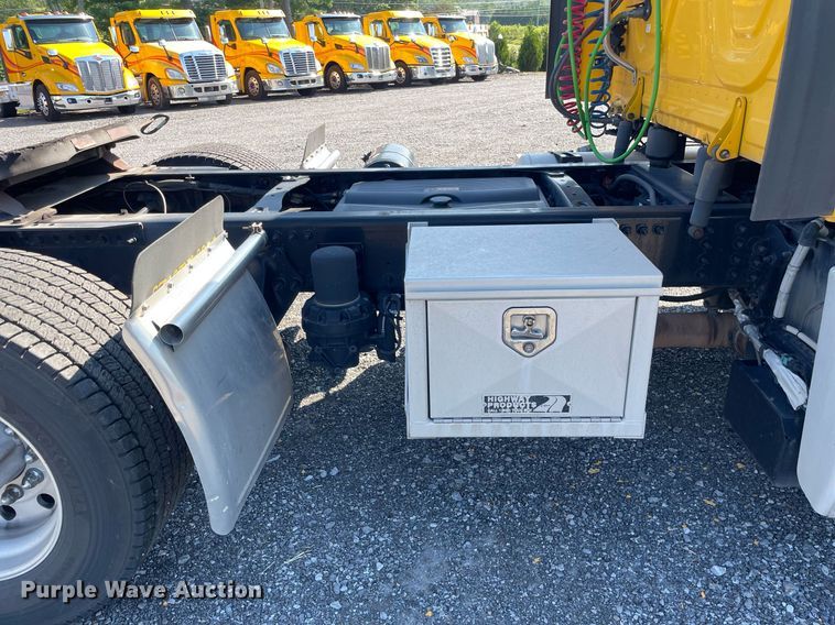 image for item DL3856 2017 Freightliner Cascadia 125  semi truck