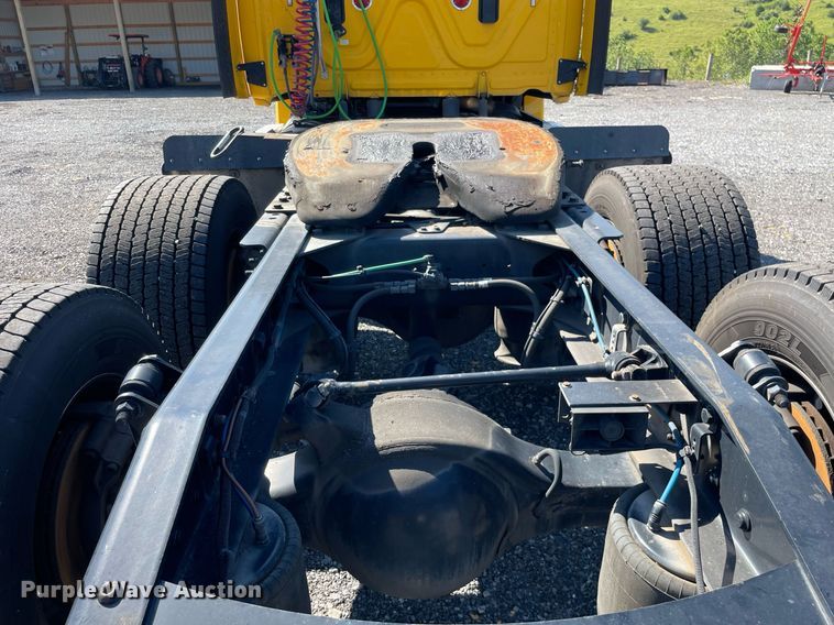 image for item DL3856 2017 Freightliner Cascadia 125  semi truck