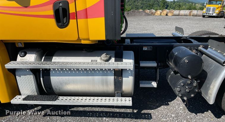 image for item DL3856 2017 Freightliner Cascadia 125  semi truck