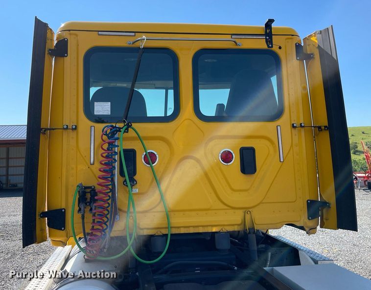 image for item DL3856 2017 Freightliner Cascadia 125  semi truck