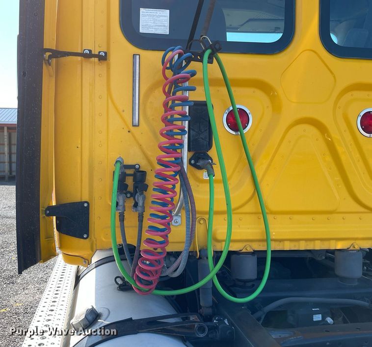 image for item DL3856 2017 Freightliner Cascadia 125  semi truck