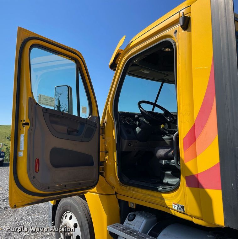 image for item DL3856 2017 Freightliner Cascadia 125  semi truck