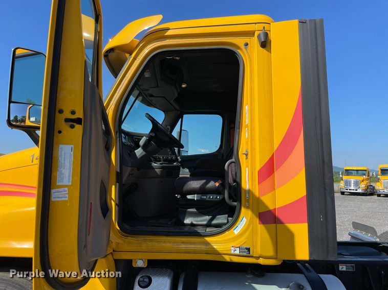 image for item DL3856 2017 Freightliner Cascadia 125  semi truck