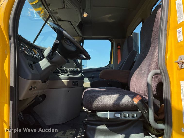 image for item DL3856 2017 Freightliner Cascadia 125  semi truck