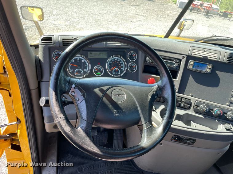 image for item DL3856 2017 Freightliner Cascadia 125  semi truck