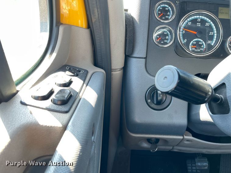 image for item DL3856 2017 Freightliner Cascadia 125  semi truck